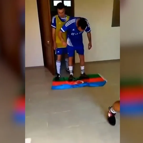 Ermeni futbolculardan skandal hareket! Azerbaycan bayrağının üzerine basıp ayaklarını sildiler-4
