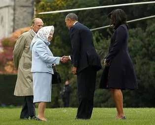 Kraliçe, Obama’yı başörtülü karşıladı