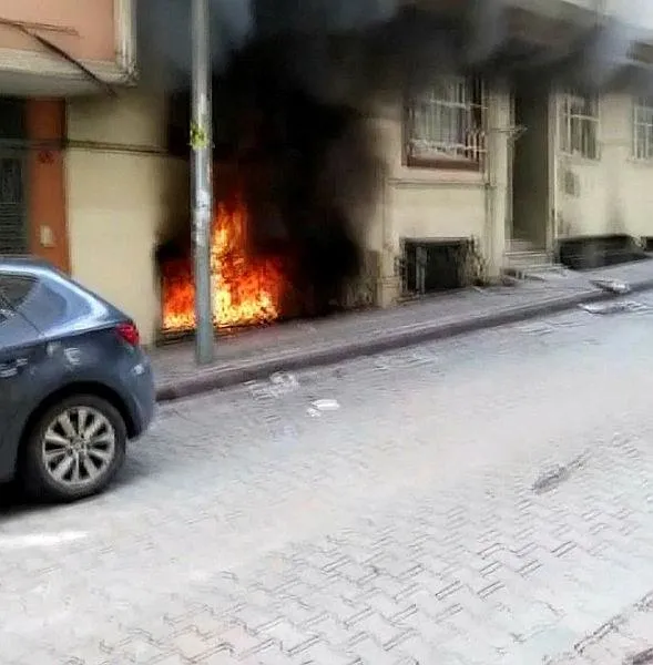 sultangazide-panik-anlari-anne-ve-2-cocugu-alevlerin-arasinda-kaldi-1714987273933.jpeg Sultangazi'de yangın paniği! Anne ve 2 çocuğu alevlerin arasında kaldı-4
