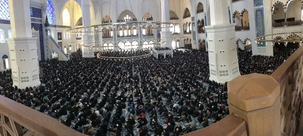 Karamollaoğlu'nun dolmaz dediği Çamlıca Camii'ne cuma namazı için akın edildi-1