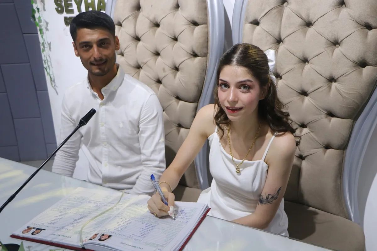 1782486763847.jpeg 26.06.2026 çılgınlığı! Evlenmek isteyen çiftler unutulmaz günde nikah dairelerine akın etti-2