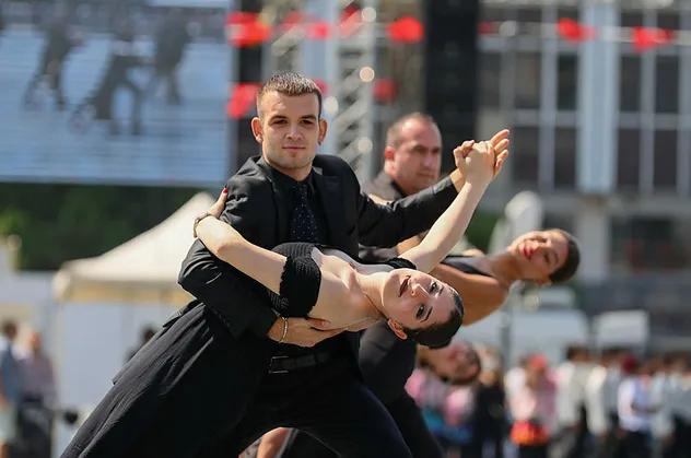 CHP'li Tunç Soyer, İzmir’in düşman işgalinden kurtuluşunun 99. yıl dönümünü vals ve tango ile kutladı