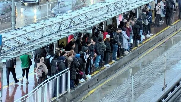 İstanbul'da sağanak sonrası trafik çilesi! Meteorolojiden peş peşe uyarılar: Kuvvetli yağış ve rüzgara dikkat-3
