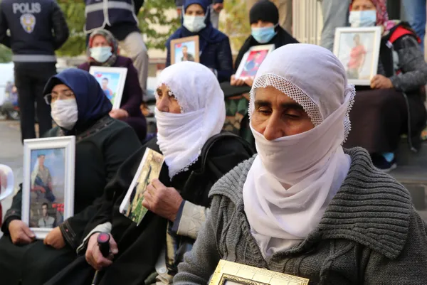 diyarbakirda-hdpnin-onundeki-eyleme-iki-aile-daha-katildi-1605963505681.jpg Diyarbakır'da HDP'nin önündeki eyleme iki aile daha katıldı-2