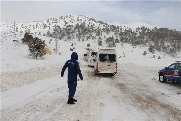 Denizli'de kayak merkezinde mahsur kalan vatandaşlar kurtarıldı-3
