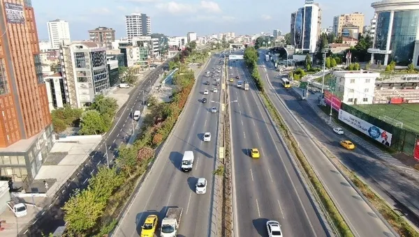 istanbulda-kurban-bayraminin-ilk-gununde-yollar-bos-kaldi-1657346414832.jpg İstanbul'da Kurban Bayramı'nın ilk gününde yollar boş kaldı-2