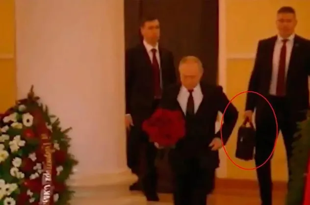 Rus siyasetçi Vladimir Jirinovski'nin cenazesine katılan Putin'in korumasının elindeki "nükleer" çanta dikkat çekti
