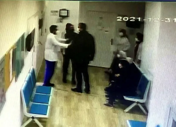asi-olmak-isteyen-ailenin-erkek-uyesi-ogle-paydosundayim-diyen-doktoru-tekmeleyip-yumrukladi-1641020692162.jpg Aşı olmak isteyen ailenin erkek üyesi, "Öğle paydosundayım" diyen doktoru tekmeleyip yumrukladı-2