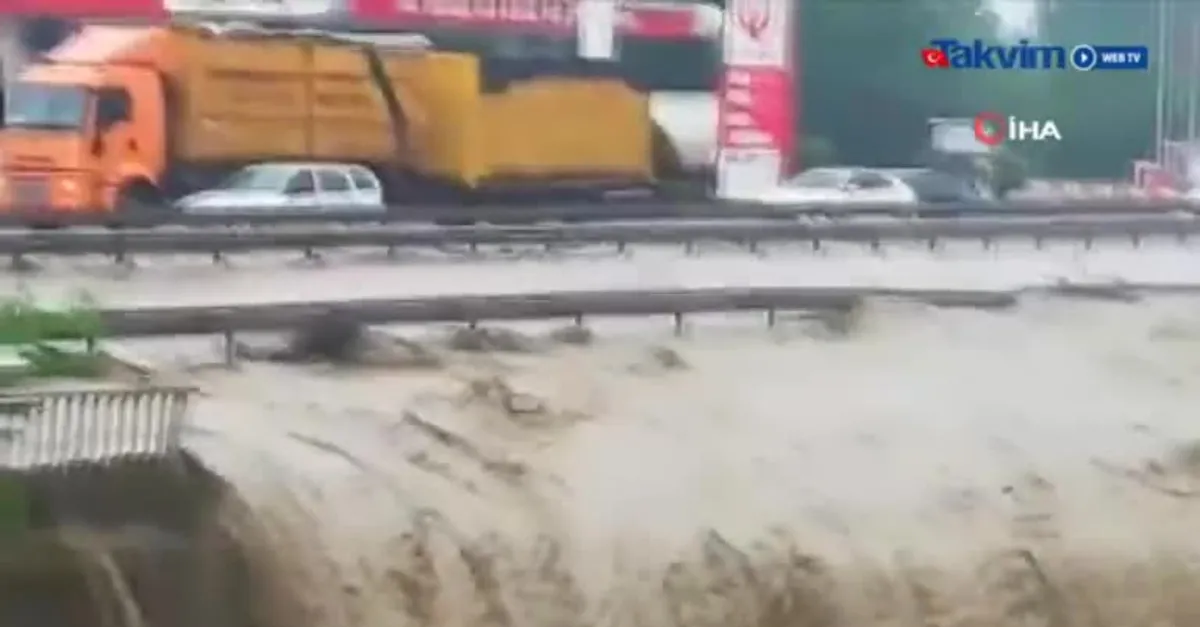 Kocaeli-Sakarya yolu kapandı (Video)