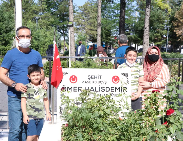 Şehit Ömer Halisdemir’in kabrine ziyaretçi akını