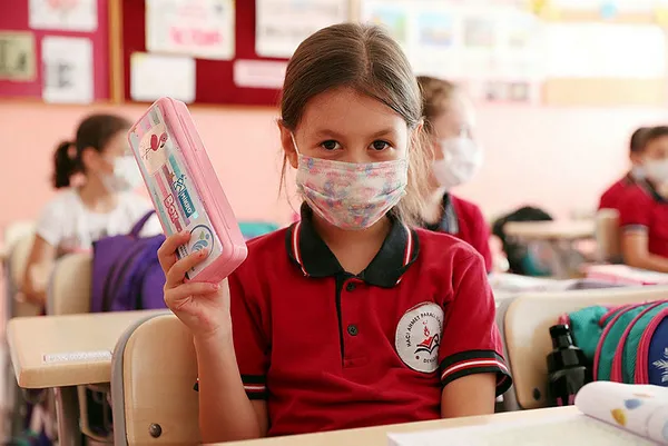 yuz-yuze-egitimde-kucuk-siniflardaki-cocuklari-bekleyen-tehlike-maske-degistirme-1603088413144.jpg Yüz yüze eğitimde küçük sınıflardaki çocukları bekleyen tehlike: Maske değiştirme-3