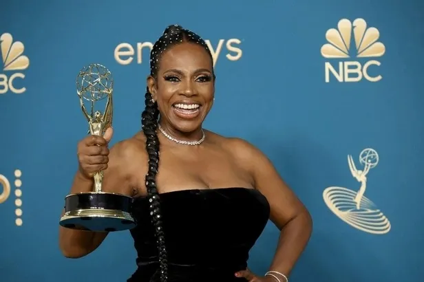 emmy-odulleri-kazananlar-tam-liste-2022-74-emmy-odulleri-sahiplerini-buldu-emmy-odullerini-kimler-aldi-kadin-e-1663059145874.jpeg Emmy ödülleri kazananlar TAM LİSTE 2022! 74. Emmy Ödülleri sahiplerini buldu! Emmy Ödüllerini kimler aldı? Kadın, erkek oyuncu...-5