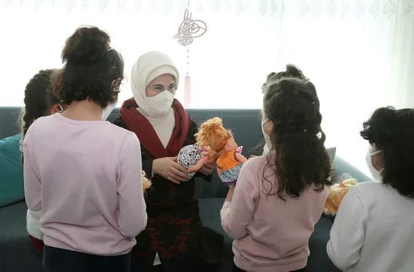 emine-erdogandan-suriyeli-aileye-ziyaret-buyuk-mutluluk-duydum-1619707174453.jpg Emine Erdoğan'dan Suriyeli aileye ziyaret: Büyük mutluluk duydum-5