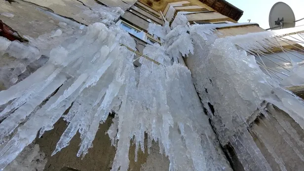 Adıyaman buz kesti, patlayan GES kazanlarından akan sular buz sarkıtı oldu-2