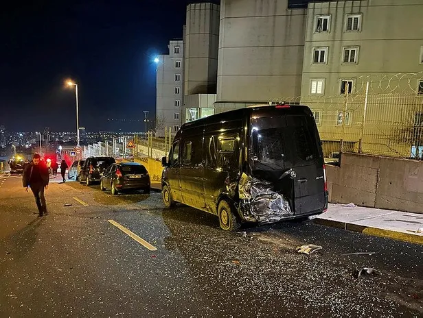 Son dakika: Maltepe'de gece yarısı kaza! Park halindeki minibüse çarparak durabildiler-1