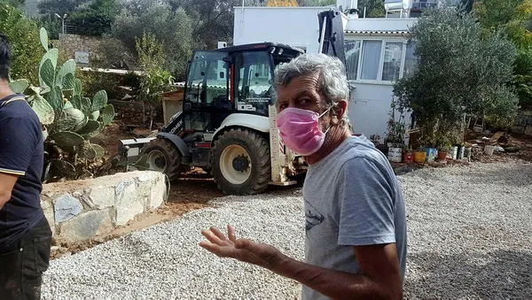chpnin-kalesi-bodrumda-isale-hattinda-patlama-evini-su-basan-tesisatciyi-komsulari-kurtarmis-1602086030277.jpg CHP'nin kalesi Bodrum'da isale hattında patlama: Evini su basan tesisatçıyı komşuları kurtardı, halk feveran etti-6