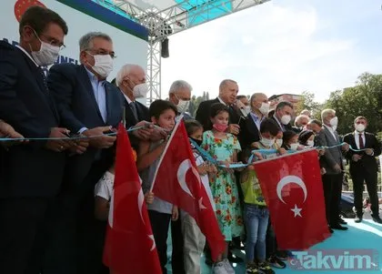 Başkan Recep Tayyip Erdoğan’a Rize’de sevgi seli! Çocuklara hediye verdi çay davetini geri çevirmedi...