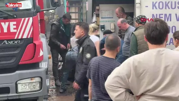 Kağıthane'de yangın! Orman ürünlerinin bulunduğu depo tutuştu! 4 işçi zehirlendi!