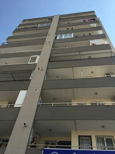 adanada-balkondan-dusen-kadin-hayatini-kaybetti-1663829169943.jpeg