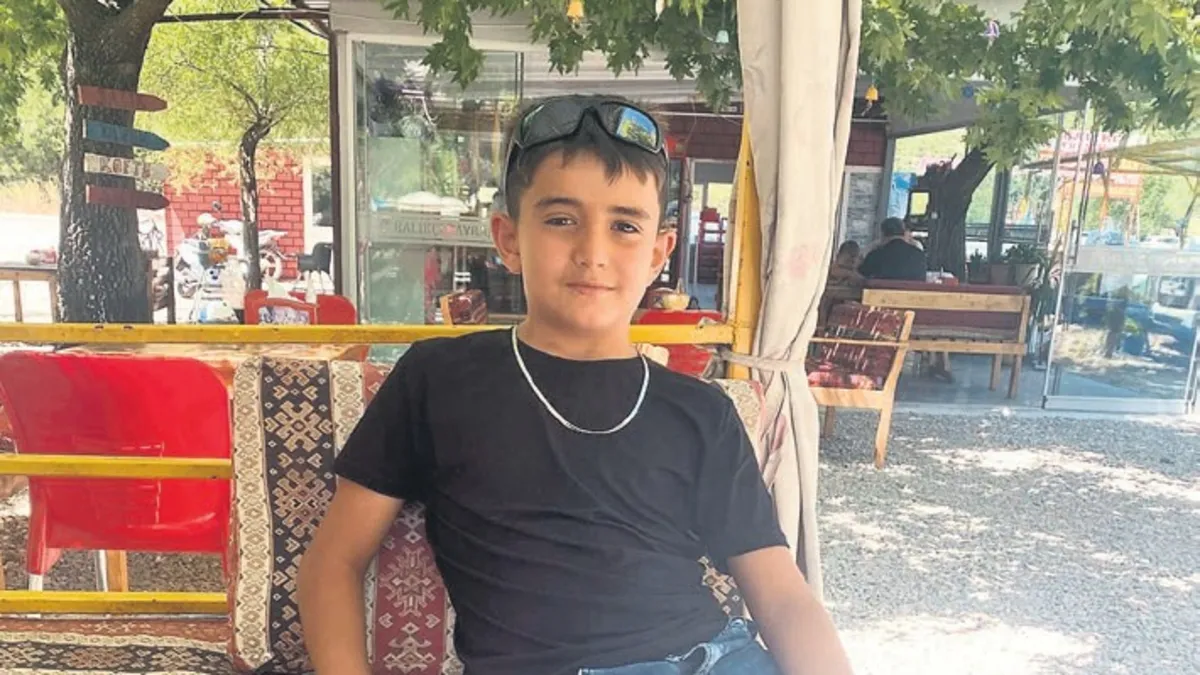 Direksiyon hakimiyetini kaybedip ağaca çarptı: 11 yaşındaki çocuk sürücü kurtarılamadı