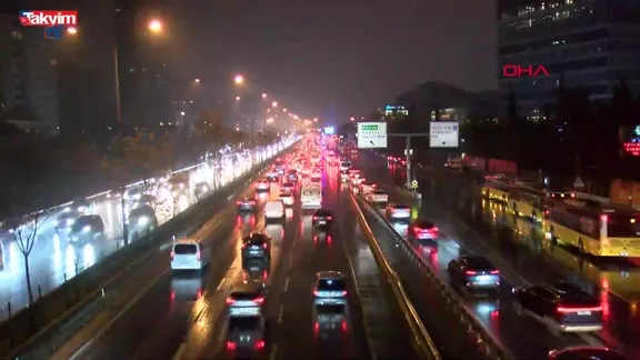İstanbul'da yağışın da etkisiyle trafik yoğunluğu oluştu