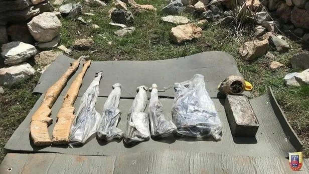 Son dakika: Faraşin kırsalında PKK'lı teröristlere ait silah ve mühimmat ele geçirildi-1