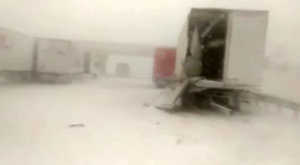 son-dakika-istanbul-arnavutkoyde-30-aracin-karistigi-zincirleme-kaza-trafik-durdu-1643029768197.jpg SON DAKİKA: İstanbul Arnavutköy'de trafik durdu! Vatandaş dondurucu soğukta kabusu yaşadı-3