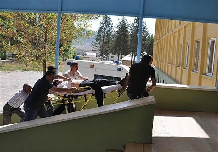 sehit-savci-murat-uzunun-kani-yerde-kalmadi-oldurulen-pkkli-terorist-hatice-yilmaz-1716451323463.jpeg Teröristlerin saldırısına uğrayan Savcı Uzun hastanede şehit oldu (2012)