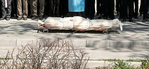 Koronavirüsten ölen İran Devrim Muhafızlarının cenaze törenindeki görüntüler dünyayı şoke etti!-1