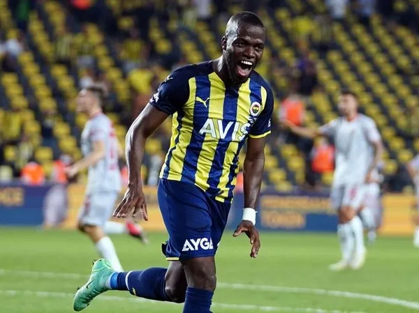 ozel-haber-i-enner-valencia-fenerbahceye-veda-mi-ediyor-resmi-teklif-geldi-1651654363075.jpg
