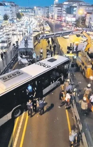 İstanbul'da metrobüs faciası yaşandı! CHP'li İBB Başkanı Ekrem İmamoğlu konserde keyif çattı