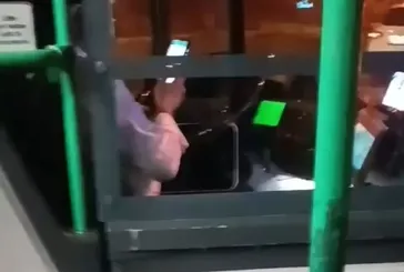 Son dakika: İETT terörü tam gaz devam! Şoför direksiyon başında telefonla oynadı! Otobüs şeritten çıktı