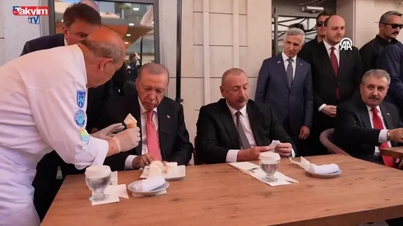 Başkan Erdoğan Aliyev'e dondurma ikram etti
