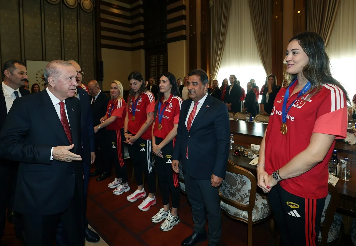 Avrupa şampiyonu Filenin Sultanları Külliye’de: Başkan Erdoğan millileri kabul ederek tek tek tebrik etti-7
