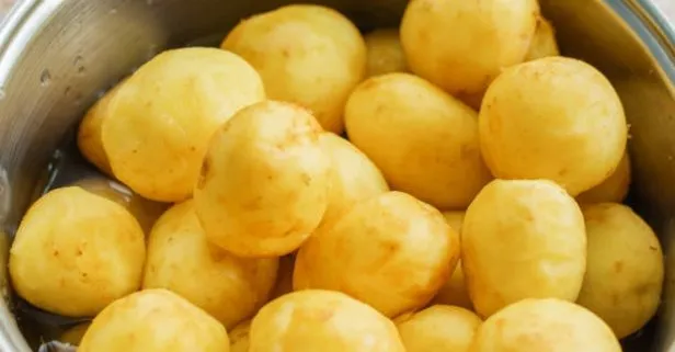 2 saniyede haşlanmış patatesi şıp diye soyabilirsiniz! Aşçıların yıllardır uyguladığı gizli yöntem ortaya çıktı