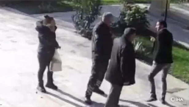 İzmir'de apartman yöneticisi kadına komşusundan çöp dayağı