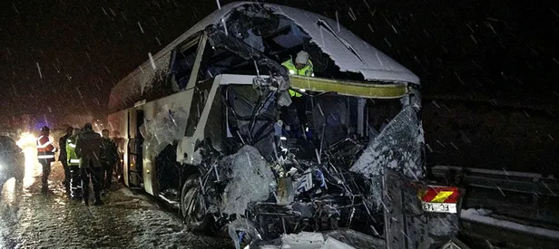 Yolcu otobüsü tıra çarptı! Ölü ve yaralı var