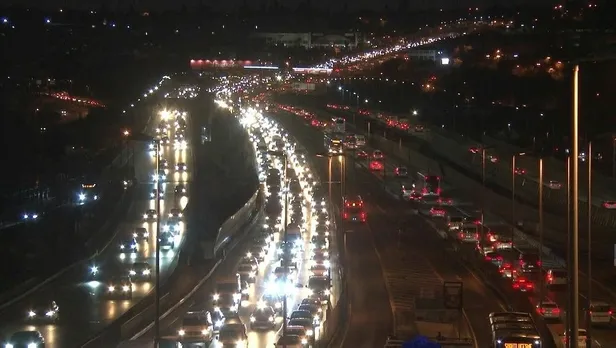 Okullarda 7 günlük ara tatil sona erdi! İstanbul'da trafik yoğunluğu arttı-2