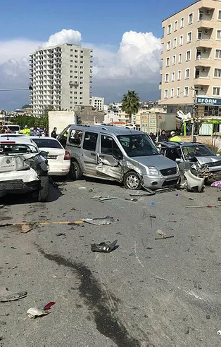 Hatay'da feci kaza! Freni boşalan tır dehşet saçtı