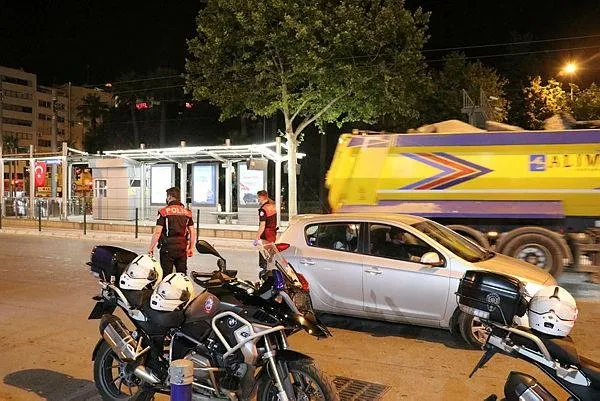 izmirde-sokaga-cikma-kisitlamasina-uymayan-863-kisiye-1-milyon-847-bin-926-lira-ceza-kesildi-1590358637463.jpeg İzmir'de sokağa çıkma kısıtlamasına uymayan 863 kişiye 1 milyon 847 bin 926 lira ceza kesildi-2