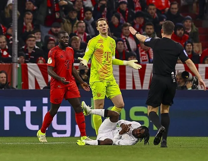 Manuel Neuer ilk kez atıldı