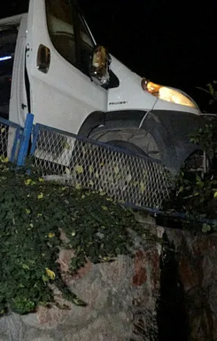 Tokat'ta işçi servisi pansiyon bahçesine girdi: 5 yaralı