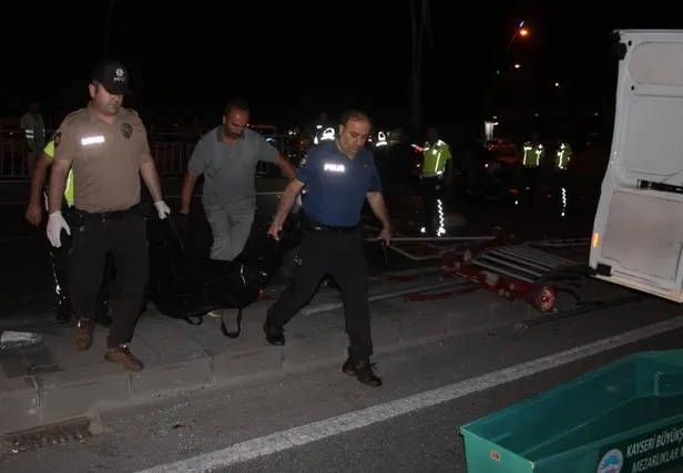 Kayseri'de gece yarısı feci kaza! 2 kişi hurdaya dönen otomobilde can verdi-5