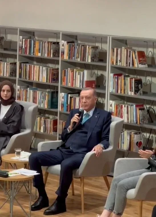 baskan-erdogan-genclere-mehmet-akiften-zulmu-alkislayamam-siirini-okudu-1684525402052.jpeg