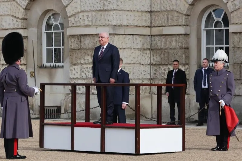 askeri-torenle-karsilandi-milli-savunma-bakani-yasar-guler-ingilterede-savunma-bakani-grant-shapps-ile-bir-ara-1709047594755.jpeg Askeri törenle karşılandı! Milli Savunma Bakanı Yaşar Güler İngiltere'de Savunma Bakanı Grant Shapps ile bir araya geldi-4