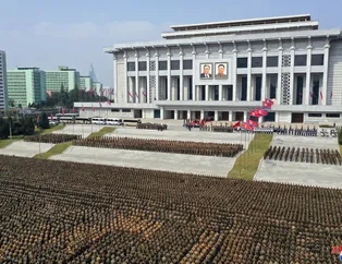 Kim Jong-Un mezarına elleriyle toprak attı! Kuzey Kore'de on binlerin katıldığı tören