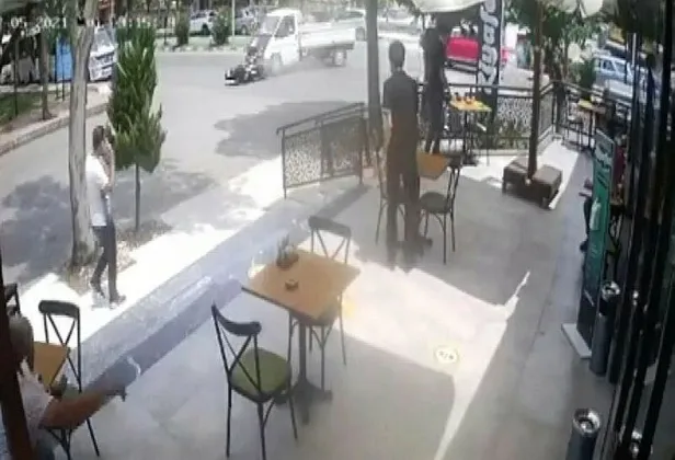 manisada-motosiklet-ile-kamyonet-kafa-kafaya-carpisti-feci-kaza-kamerada-1625518812980.jpeg Manisa'da motosiklet ile kamyonet kafa kafaya çarpıştı! Feci kaza kamerada...-4