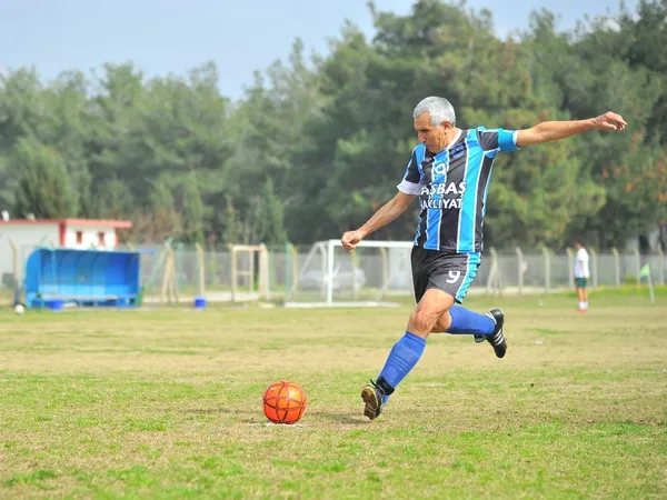 69 yaşındaki futbolcu yeni takımıyla ilk maçına çıktı-2