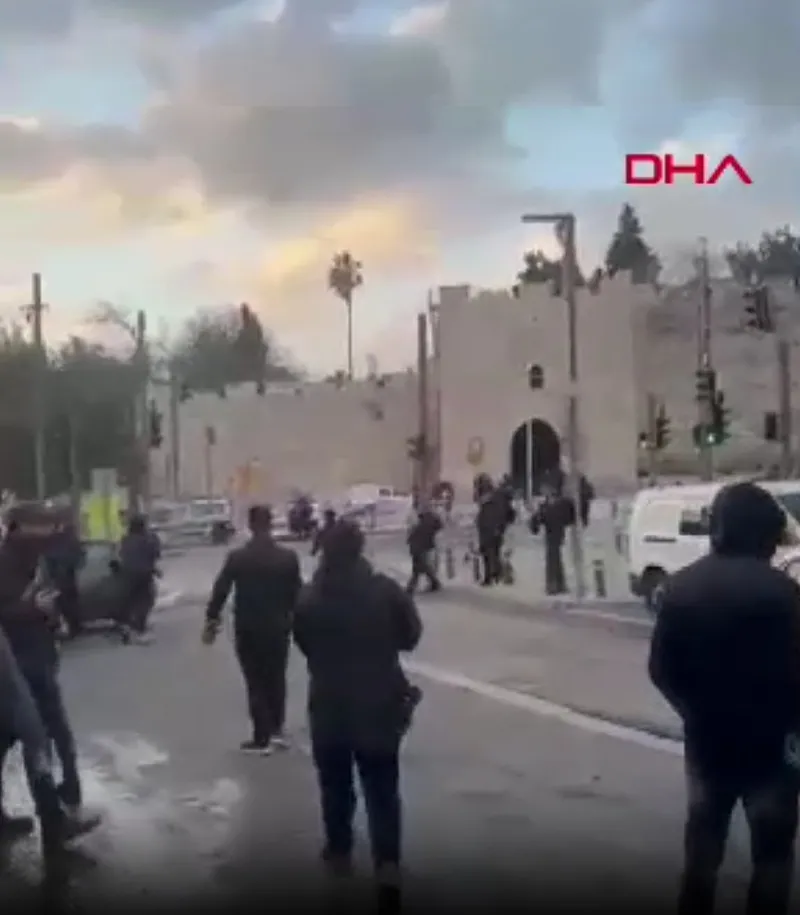 mescid-i-aksa-cevresinde-baski-suruyor-israil-polisinden-namaz-kilmak-icin-toplanan-filistinlilere-mudahale-1774003059628.jpeg Mescid-i Aksa çevresinde baskı sürüyor: İsrail polisinden namaz kılmak için toplanan Filistinlilere müdahale-1