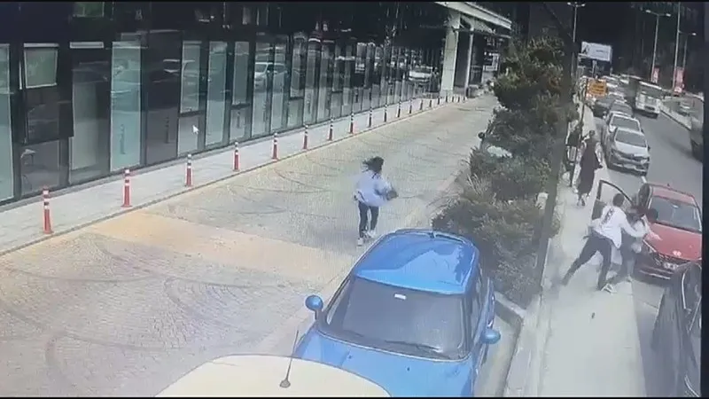 kagithanede-eski-sevgiliye-gasp-girisimi-kurtariyormus-gibi-yapacaktim-1777108328079.jpeg Kağıthane'de eski sevgiliye "gasp" girişimi: Kurtarıyormuş gibi yapacaktım-3